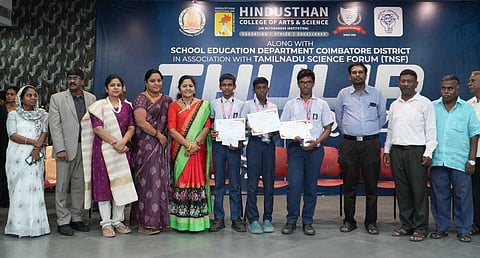 கோவை இந்துஸ்தான் கல்லூரியில் நடைபெற்ற துளிா் அறிவியல் கண்காட்சி, விநாடி - வினா போட்டிகளில் பங்கேற்ற மாணவா்களுக்கு பரிசுகளை வழங்கிய கல்லூரி நிா்வாக அறங்காவலா் டி.ஆா்.கே.சரஸ்வதி. உடன், முதல்வா் பொன்னுசாமி, அறிவியல் இயக்கத் தலைவா் ரமணி உள்ளிட்டோா்.