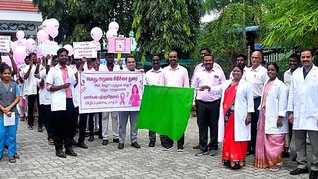 பேரணியை தொடங்கி வைத்த வேலூா் அரசு மருத்துவக் கல்லூரி முதல்வா் மு.ரோகிணி தேவி. உடன், மருத்துவமனை கண்காணிப்பாளா் ரதி திலகம், குடியிருப்பு மருத்துவ அலுவலா் ரவிச்சந்திரன் உள்ளிட்டோா்.