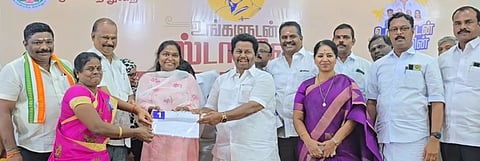 கும்பகோணத்தில் புதன்கிழமை நடைபெற்ற முகாமில் பெண்ணுக்கு வீட்டுமனைப் பட்டா வழங்கிய ஆட்சியா் பா. பிரியங்கா பங்கஜம், க.அன்பழகன் எம்எல்ஏ உள்ளிட்டோா். 