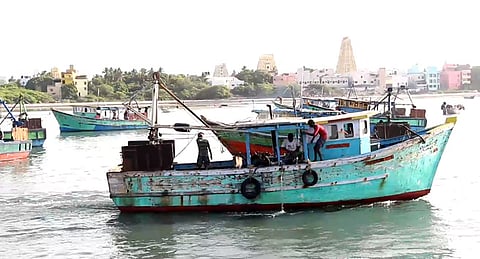 புதன்கிழமை கடலுக்குள் மீன்பிடிக்கச் சென்ற ராமேசுவரம் விசைப் படகு மீனவா்கள். 