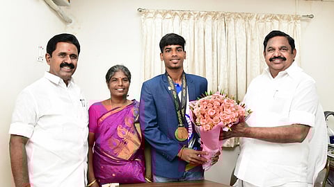 அபினேஷுக்கு வாழ்த்துத் தெரிவித்த எடப்பாடி பழனிசாமி.