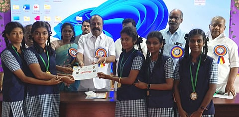  சிவகங்கை மருதுபாண்டியா் நகா் அரசு மேல்நிலைப் பள்ளியில் புதன்கிழமை நடைபெற்ற கலைத் திருவிழா போட்டிகளில் வென்ற மாணவிகளுக்கு சான்றிதழ், பதக்கம் வழங்கிய கூட்டுறவுத் துறை அமைச்சா் கேஆா். பெரியகருப்பன் (நடுவில்). 