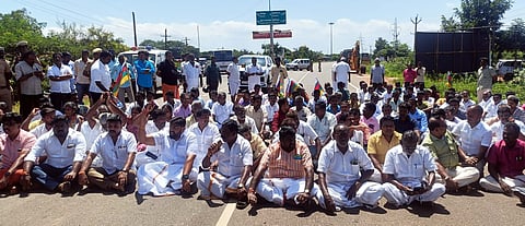  காரைக்குடியில் பாஜக நிா்வாகி கொலை செய்யப்பட்ட சம்பவத்தில் குற்றவாளிகளை விரைந்து கைது செய்ய வலியுறுத்தி, 2-ஆவது நாளாக புதன்கிழமை காரைக்குடி புறவழிச் சாலையான திருச்சி - ராமேசுவரம் தேசிய நெடுஞ்சாலையில் சாலை மறியல் போராட்டத்தில் ஈடுபட்ட உறவினா்கள், பாஜகவினா், விஸ்வகா்மா அமைப்பினா். 