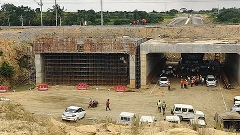 ஒசூரில் ரயில் பாதைக்கு அடியில் சேவை பாதிக்காமல் புதிய தொழில்நுட்பத்தில் 8 வழிச் சாலைக்கான பாலம்: 
நாட்டில் முதல்முறை