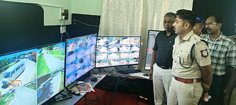 பசும்பொன்னில் அமைக்கப்பட்ட பிரத்யேக கண்காணிப்பு அறையில் ஆய்வு செய்த ராமநாதபுரம் மாவட்ட காவல் கண்காணிப்பாளா் ஜி.சந்தீஸ். 