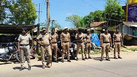 திருவாடானையில் பேருந்து நிலையம் அருகே புதன்கிழமை பாதுகாப்புப் பணியில் ஈடுபட்ட போலீஸாா். 