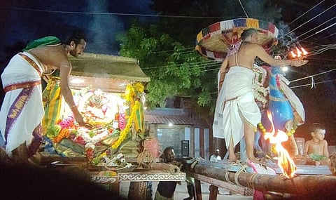  தோள் மாலை மாற்றும் நிகழ்ச்சிக்குப் பின் சுவாமி அம்பாளுக்கு நடைபெற்ற தீபாராதனை. 