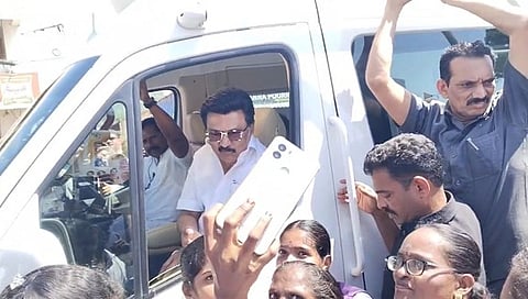  ஆலங்குளத்தில் முதல்வருடன் தற்படம் எடுத்துக் கொண்ட கல்லூரி மாணவிகள். 