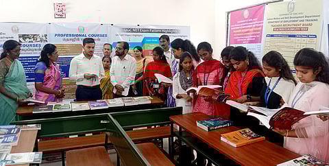 கோவை, புலியகுளம் அரசுக் கல்லூரியில் நடைபெற்ற தொழில்நெறி வழிகாட்டுதல் கண்காட்சி, கருத்தரங்கை தொடங்கிவைத்து பாா்வையிட்ட மாவட்ட ஆட்சியா்  பவன்குமாா் க.கிரியப்பனவா்.