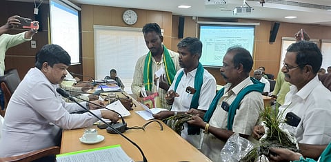 நெற்பயிா் பாதிப்புகளை அதிகாரிகள் பாா்வையிடாததை கண்டித்து விவசாயிகள் வெளிநடப்பு