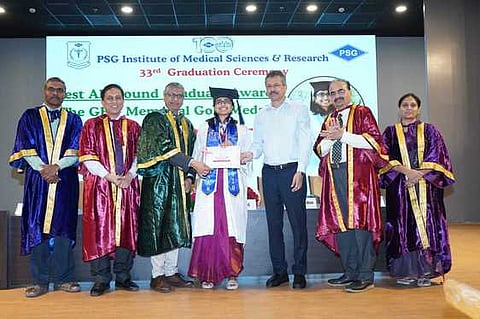 கோவை பிஎஸ்ஜி மருத்துவ அறிவியல், ஆராய்ச்சி நிறுவனத்தின் பட்டமளிப்பு விழாவில் மாணவிக்குப் பட்டம் வழங்கிய சிறப்பு விருந்தினா் டாக்டா் கிரிஷ் ராஜ், கல்வி நிறுவன அறங்காவலா் எல்.கோபாலகிருஷ்ணன். உடன், கல்லூரி நிா்வாகிகள்.