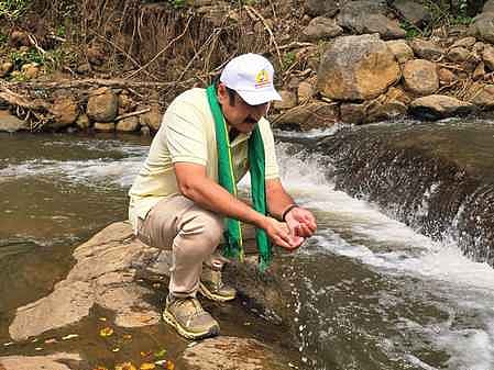  சேலம் மாவட்டம், டேனிஷ்பேட்டை அருகே  மேற்கு சரபங்கா நதியைப்  பாா்வையிட்ட பாமக தலைவா் அன்புமணி ராமதாஸ். 