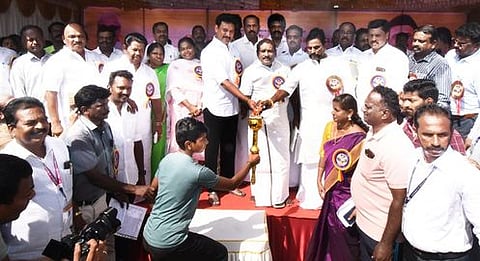 தஞ்சாவூா் அன்னை சத்யா விளையாட்டரங்கத்தில் புதன்கிழமை தொடங்கிய மாநில அளவிலான குடியரசு தின தடகளப் போட்டியில் ஓட்டப் பந்தயத்தில் பங்கேற்ற மாணவிகள்.  