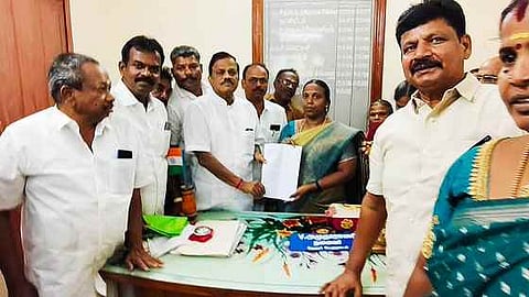  பேரூராட்சி மன்ற தலைவியாக அமுதாராணி பொறுப்பேற்றதை அடுத்து அவருக்கு வாழ்த்து தெரிவிக்கிறாா் தளவாய்சுந்தரம் எம்எல்ஏ. 