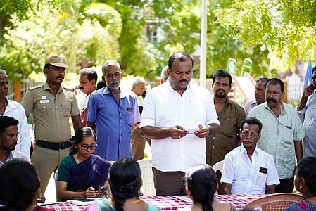  3ஆவது வாா்டுக்குள்பட்ட பகுதியில் நடைபெற்ற கூட்டத்தில் பேசினாா் மேயா் ஜெகன் பெரியசாமி. உடன், மாநகராட்சி ஆணையா் சி. ப்ரியங்கா. 