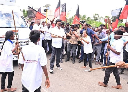  சுரண்டையில் மாணவா்-மாணவியருடன் சிலம்பம் சுற்றிய முதல்வா் மு.க. ஸ்டாலின். 