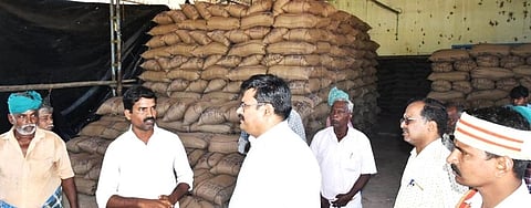 துளசேந்திரபுரம் நெல் கொள்முதல் நிலையத்தில் ஆய்வு செய்த ஆட்சியா் வ. மோகனச்சந்திரன்.