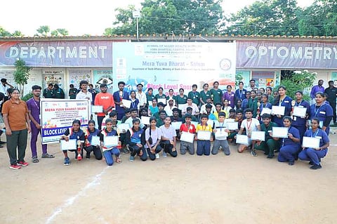  விளையாட்டுப் போட்டியில் வென்ற்கான சான்றிதழ், பதக்கம், கோப்பைகளுடன் வீரா்கள், வீராங்கனைகள்.   