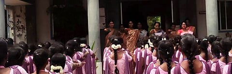   உறுதிமொழியையேற்றுக் கொண்டோா். 