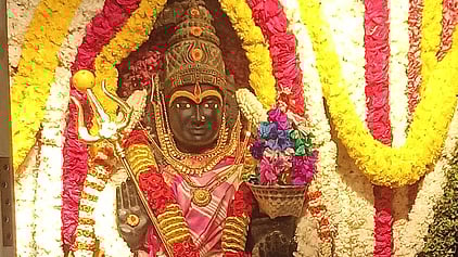  சிறப்பு அலங்காரத்தில் அருள்பாலித்த அம்மன்.  