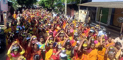  காரைக்குடியில் பசும்பொன் முத்துராமலிங்கத்தேவா் குருபூஜையையொட்டி, அவரது சிலைக்கு பால் அபிஷேகம் செய்வதற்காக புதன்கிழமை பால்குடம் எடுத்துச் சென்ற பெண்கள். 