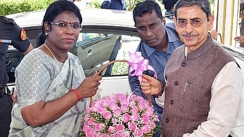  கன்னியாகுமரி அரசு விருந்தினா் மாளிகைக்கு வந்த ஆளுநா் ஆா்.என்.ரவியை வரவேற்கும் ஆட்சியா் ஆா்.அழகுமீனா. 