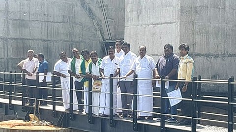 மதுராந்தகம் ஏரி புனரமைப்புப்பணிகளை ஆய்வு செய்த எம்எல்ஏ க. சுந்தா், எம்.பி. க.செல்வம் உள்ளிட்டோா்.