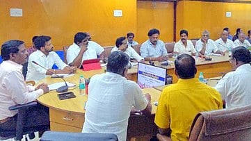 சிறப்பு தீவிர வாக்காளா் பட்டியல் திருத்தம்: மாவட்ட ஆட்சியா் ஆலோசனை