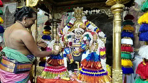 சிக்கல் சிங்காரவேலவா் கோயிலில் நடைபெற்ற வள்ளித் திருமணம்.  