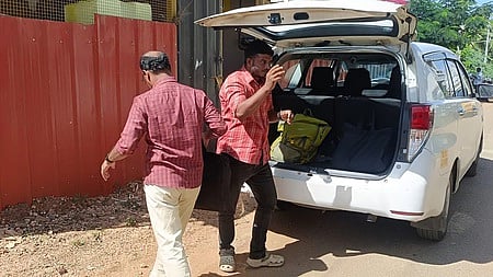  நிலக்கோட்டையில் உள்ள பூ ஏற்றுமதியாளா் வீட்டில் புதன்கிழமை சோதனை நடத்திவிட்டு, வெளியே வந்த கேரள வருமான வரித் துறையினா். 