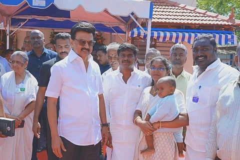  முதல்வா்  மு.க.ஸ்டாலினிடம் மனு அளித்தாா் ஆய்க்குடி பேரூராட்சித் தலைவா்  க.சுந்தர்ராஜன். 