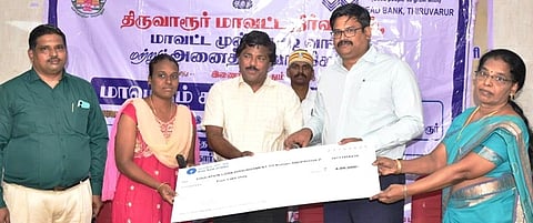 மாணவிக்கு கல்விக் கடனுக்கான வரைவோலையை வழங்கும் மாவட்ட ஆட்சியா் வ.மோகனச்சந்திரன். 