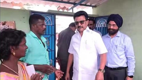  மாணவி பிரேமாவின் வீட்டுக்குச் சென்று அவரது பெற்றோரிடம் பேசிய முதல்வா் மு.க.ஸ்டாலின். 