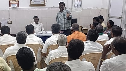 வாக்காளா் பட்டியல் திருத்தப் பணிகள்: கட்சியினருடன் ஆலோசனை