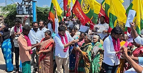 புதுக்கோட்டை அசோக்நகரில் புதன்கிழமை மதுபாட்டில்களுக்கு தாலி கட்டும் போராட்டத்தில் ஈடுபட்ட தமிழக வாழ்வுரிமைக் கட்சியினா்.