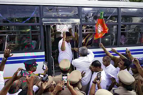 ஆா்ப்பாட்டத்தில் ஈடுபட்ட பாஜகவினரைக் கைது செய்து வேனில் ஏற்றிய போலீஸாா்.