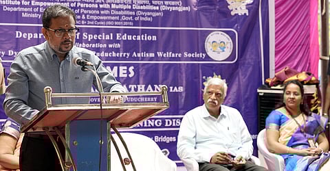 பட விளக்கம்.. பிஒய்பி-13   .கற்றல் குறைபாட்டை புரிந்து கொள்ளுதல் என்னும் தலைப்பிலான தொடா் விழிப்புணா்வு கல்வி நிகழ்ச்சியில் பேசுகிறாா் புதுவை துணைநிலை ஆளுநா் கே.கைலாஷ்நாதன்.