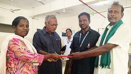 மருத்துவமனை கழிவறையில் இருந்த 20 பவுன் நகைகளை உரியவரிடம் ஒப்படைத்த விவசாயிக்கு பாராட்டு