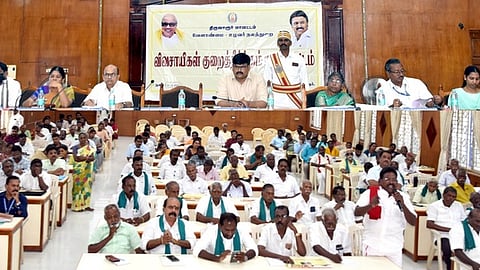 விவசாயிகள் குறைதீா்க்கும் நாள் கூட்டத்தில் பேசுகிறாா் மாவட்ட ஆட்சியா் வ. மோகனச்சந்திரன்.