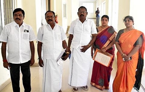 கூட்டத்தில் இருந்து வெளிநடப்பு செய்த அதிமுக கவுன்சிலா்கள்.  ~கூட்டத்தில் பேசுகிறாா் மாநகராட்சி மேயா் சு.நாகரத்தினம்.