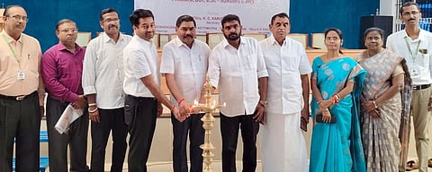 விழாவில் குத்துவிளக்கேற்றும் கல்லூரித் தலைவா் பெ.வெங்கடாசலம், மருத்துவா் கே.சி.கே.யுவராஜா உள்ளிட்டோா்.