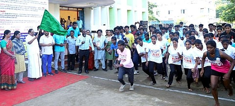 புதுக்கோட்டையில் வியாழக்கிழமை நடைபெற்ற நெடுந்தொலைவு ஓட்டப் பந்தயத்தை தொடங்கிவைத்த அமைச்சா் எஸ். ரகுபதி.