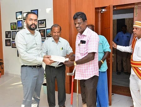  மாற்றுத்திறனாளிகளின் மகள்களுக்கான திருமண  நிதியுதவி காசோலையை வழங்கும் மாவட்ட ஆட்சியா் ப. ஆகாஷ். 