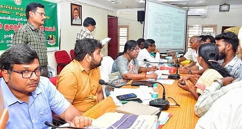 நீா்வழிப் பாதையில் கான்கிரீட் தளம் அமைப்பு: தேசிய நெடுஞ்சாலை ஆணையம் விளக்கமளிக்க ஆட்சியா் உத்தரவு