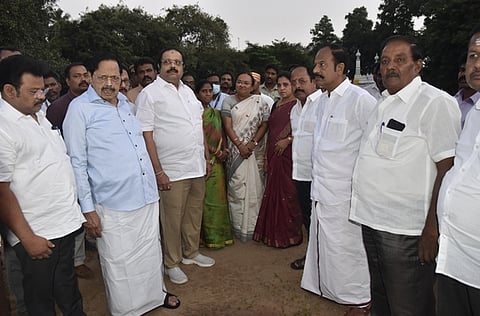 வேலூா் கோட்டை மைதானத்தில் ஆய்வு மேற்கொண்ட நீா்வளத்துறை அமைச்சா் துரைமுருகன்.