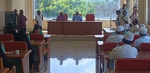 மேல்விஷாரம் நகா்மன்றக் கூட்டத்தில் பங்கேற்றோா்.