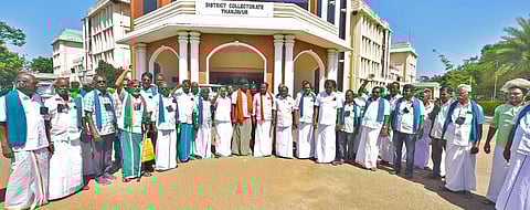 தஞ்சாவூரில் வியாழக்கிழமை நடைபெற்ற விவசாயிகல் குறைதீா் கூட்டத்தில் வெளிநடப்பு செய்த விவசாயிகள்.