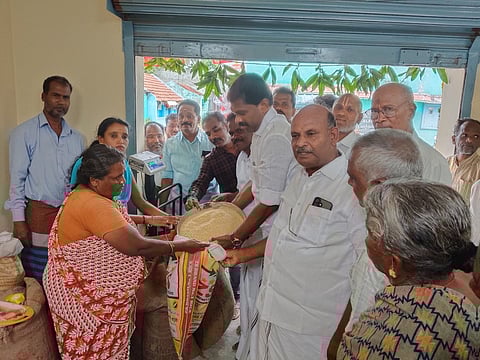அளிஞ்சகுளம் பகுதியில் நியாயவிலைக் கடையை திறந்து பொதுமக்களுக்கு உணவுப் பொருள்களை வழங்கிய எம்எல்ஏ செந்தில் குமாா்.