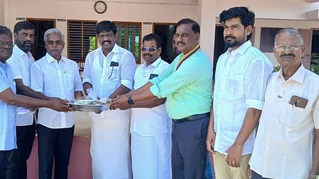 மாணவா்கள் சாா்பில் போலியோ ஒழிப்பு நிதி வழங்கல்