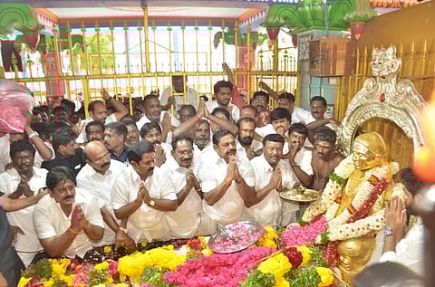 தேவர் நினைவிடத்தில் மரியாதை